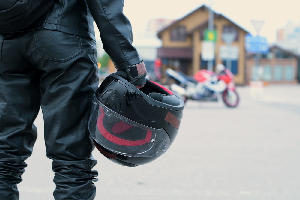 Homme En Moto Avec Casque Et Gants Vêtements De Protection En Moto